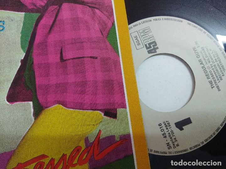 Discos de vinilo: SINGLE/THE REGULAR GUYS/DISTRESSED. - Foto 2