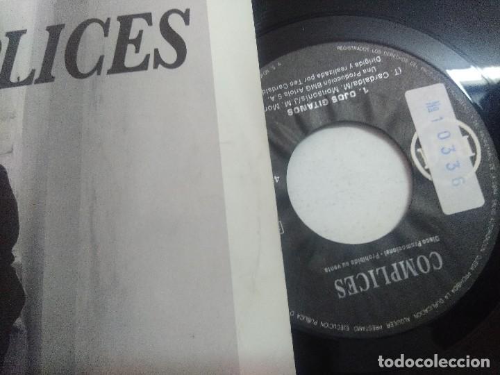 Discos de vinilo: SINGLE/COMPLICES/OJOS GITANOS. - Foto 2