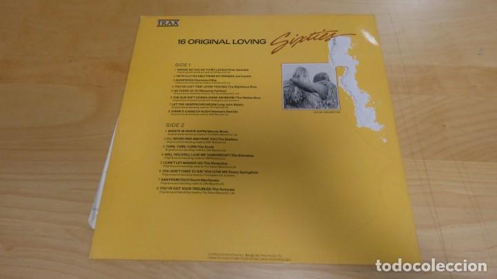Discos de vinilo: LP LOVING SIXTIES . 16 ORIGINAL HITS . - Foto 2