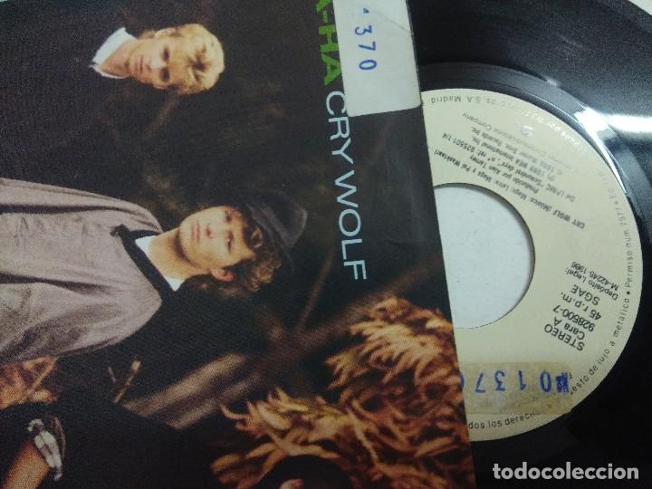Discos de vinilo: SINGLE/A-HA/CRY WOLF/PROMOCIONAL. - Foto 2