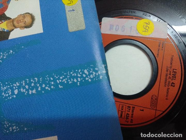 Discos de vinilo: SINGLE/LEVEL 42/TRACIE. - Foto 2