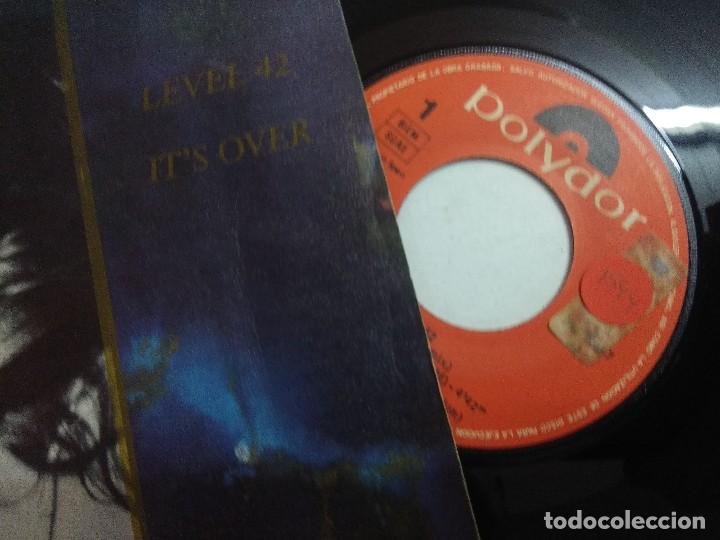 Discos de vinilo: SINGLE/LEVEL 42/ITS OVER. - Foto 2