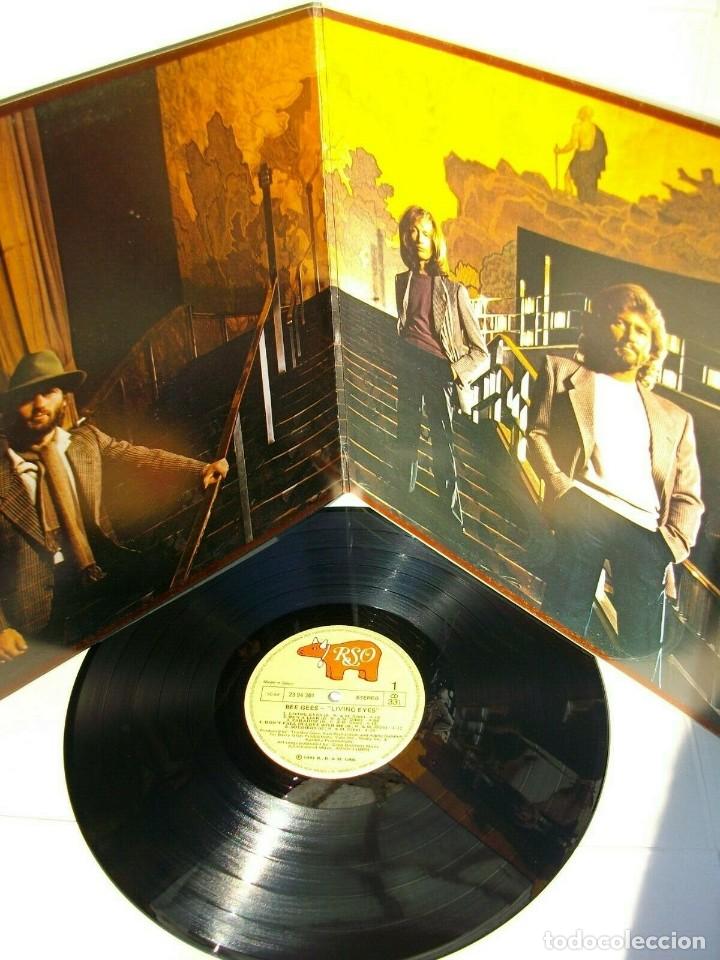 Discos de vinilo: BEE GEES LIVING EYES DISCO LP - Foto 3