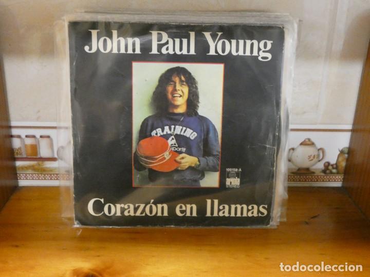 Discos de vinilo: SINGLE ESTADO CORRECTO JOHN PAUL YOUNG CORAZON EN LLAMAS - Foto 1