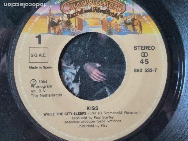 Discos de vinilo: Kiss ‎– While The City Sleeps = Mientras La Ciudad Duerme 1984 - Foto 5 - 276956138