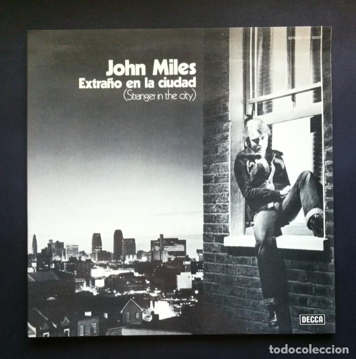 Discos de vinilo: JOHN MILES - Extra&ntilde;o en la ciudad - LP ESPA&Ntilde;OL 1977 - DECCA (gatefold) - Foto 1