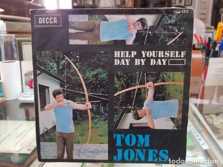 Discos de vinilo: SINGLE TOM JONES HELP YOURSELF DAY BY DAY DECCA - Foto 1