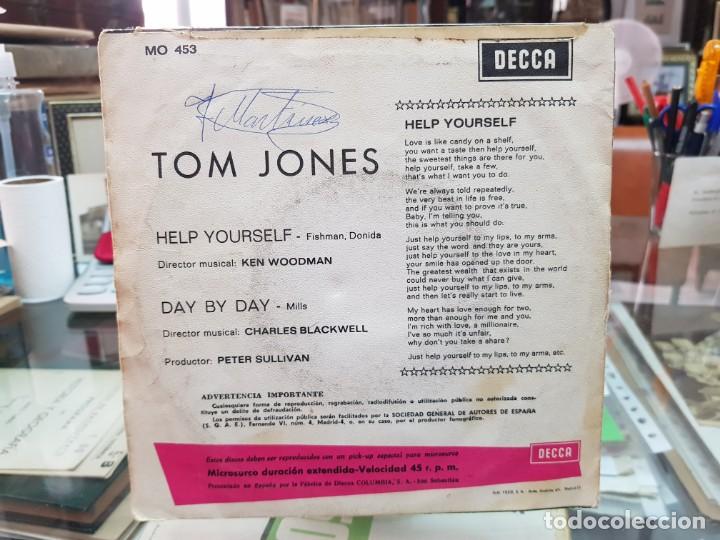 Discos de vinilo: SINGLE TOM JONES HELP YOURSELF DAY BY DAY DECCA - Foto 2