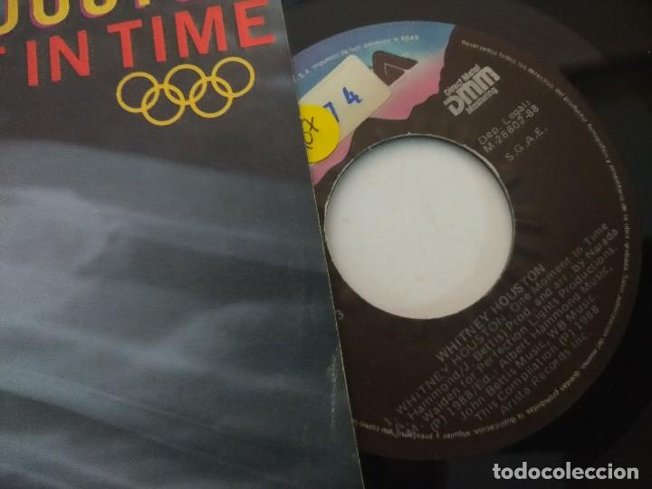 Discos de vinilo: SINGLE/WHITNEY HOUSTON/ONE MOMENT IN TIME. - Foto 2