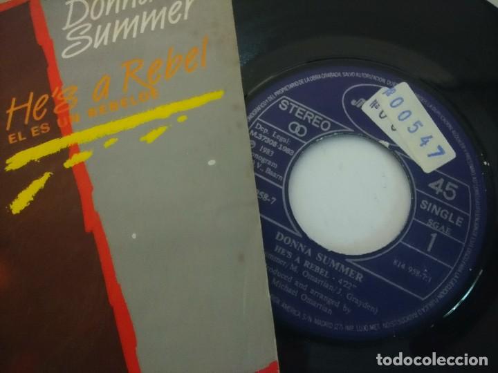 Discos de vinilo: SINGLE/DONNA SUMMER/HES A REBEL. - Foto 2