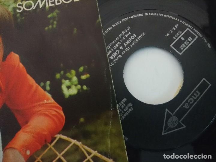 Discos de vinilo: SINGLE/SONNY & CHER/SOMEBODY - Foto 2