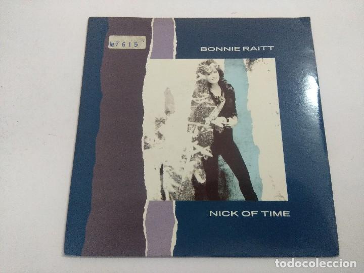 Discos de vinilo: SINGLE/BONNIE RAITT/NICK OF TIME. - Foto 1