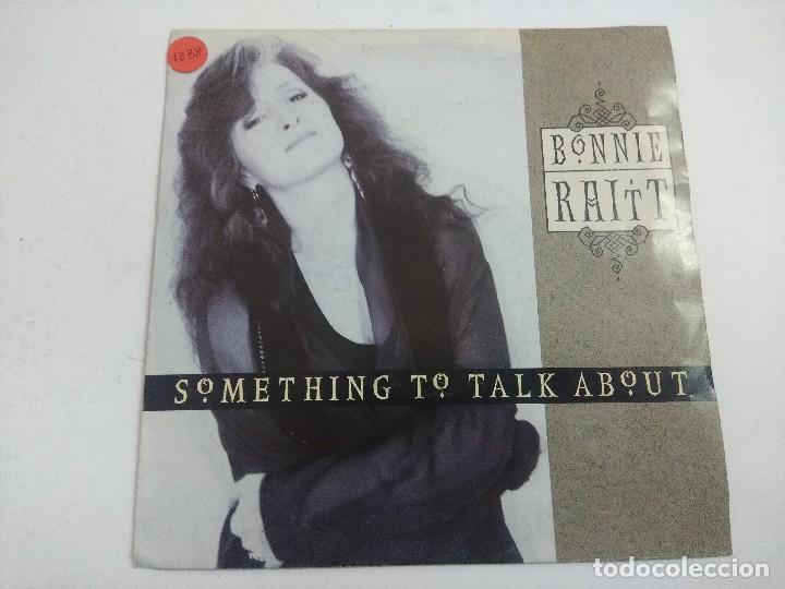 Discos de vinilo: SINGLE/BONNIE RAITT/SOMETHING TO TALK ABOUT. - Foto 1