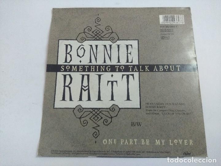 Discos de vinilo: SINGLE/BONNIE RAITT/SOMETHING TO TALK ABOUT. - Foto 2