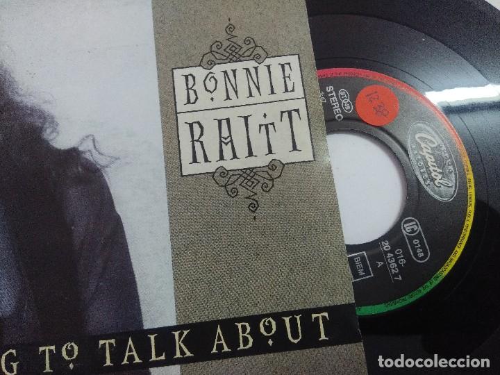 Discos de vinilo: SINGLE/BONNIE RAITT/SOMETHING TO TALK ABOUT. - Foto 3