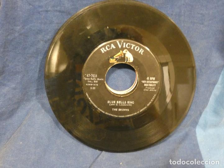 Discos de vinilo: BOXX129 SINGLE 7 PULGADAS USA ESTADO DECENTE THE BROWNS BLUE BELLS RING-SCARLET RIBBONS