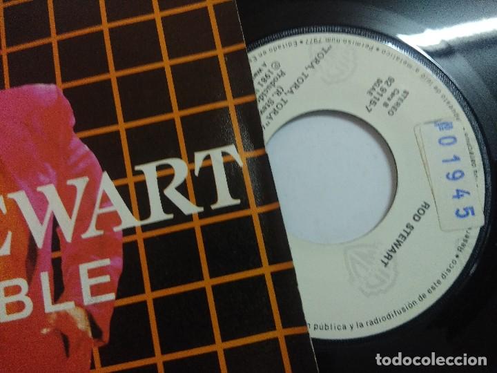 Discos de vinilo: SINGLE/ROD STEWART/TROUBLE. - Foto 2