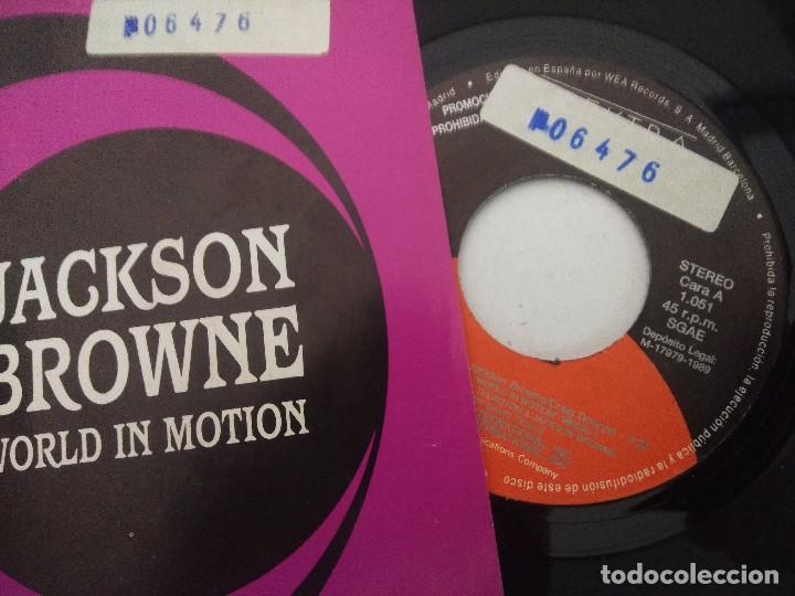 Discos de vinilo: SINGLE/JACKSON BROWNE/WORLD IN MOTION/PROMOCIONAL. - Foto 2