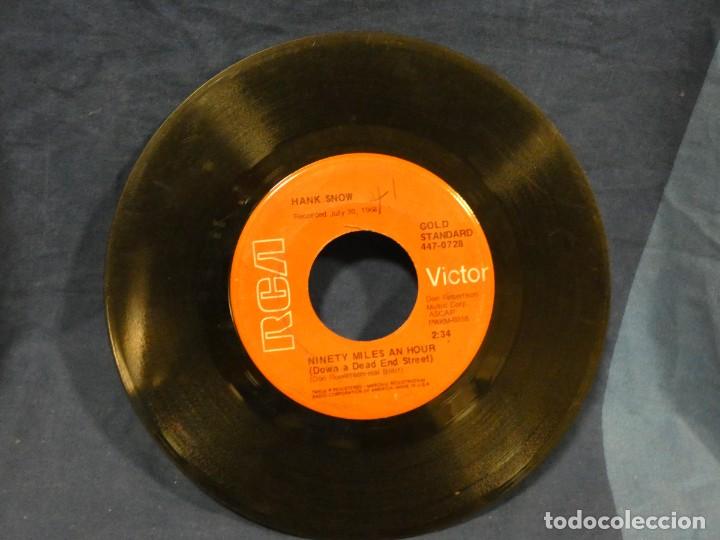 Discos de vinilo: BOXX129 SINGLE 7 PULGADAS USA ESTADO ACEPTABLE HANK SNOW 90 MILES AN HOUR I VE BEEN EVERYWHRE.