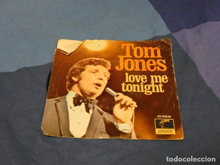 Discos de vinilo: BOXX129 SINGLE 7 PULGADAS USA ACEPTABLE TOM JONES LOVE ME TONIGHT HIDE AND SEEK