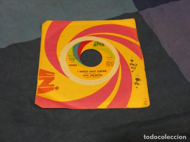 Discos de vinilo: BOXX129 SINGLE 7 PULGADAS LOVE UNLIMITED WALIKING IN THE RAIN I SHOULD HAVE KNOWN