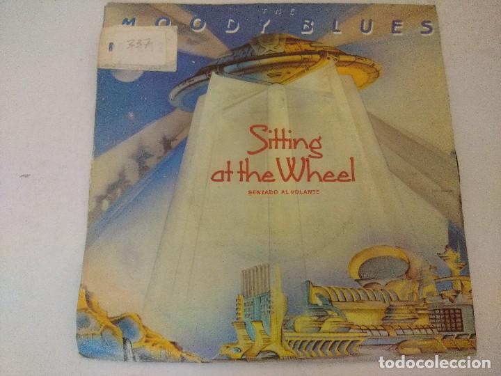Discos de vinilo: SINGLE/THE MOODY BLUES/SITTING AT THE WHELL. - Foto 1
