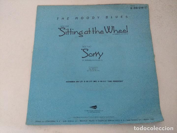 Discos de vinilo: SINGLE/THE MOODY BLUES/SITTING AT THE WHELL. - Foto 3