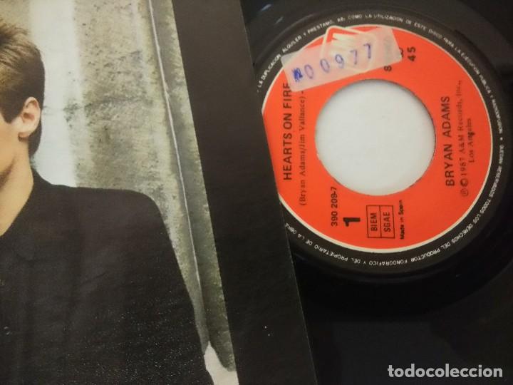 Discos de vinilo: SINGLE/BRYAN ADAMS/HEARTS ON FIRE. - Foto 2