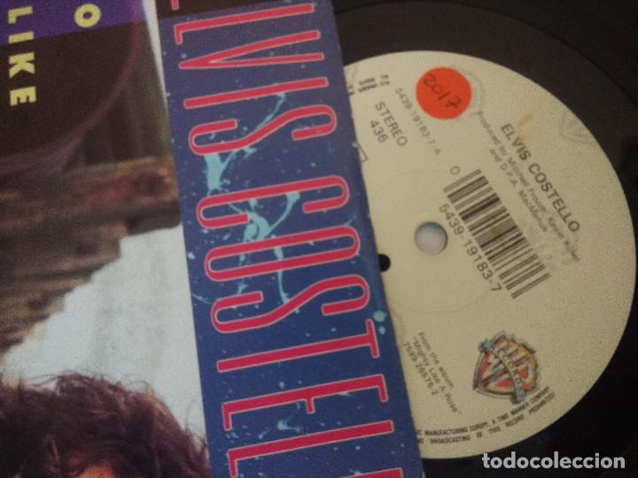 Discos de vinilo: SINGLE/ELVIS COSTELLO/SO LIKE CANDY. - Foto 2