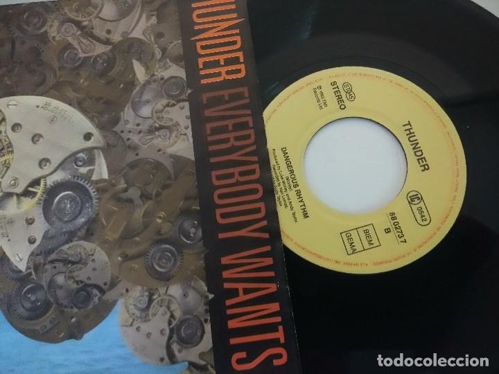 Discos de vinilo: THUNDER/EVERYBODY WANTS HER/SINGLE. - Foto 2