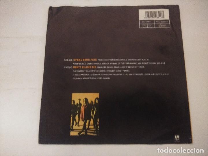 Discos de vinilo: GUN/STEAL YOUR FIRE/SINGLE. - Foto 3