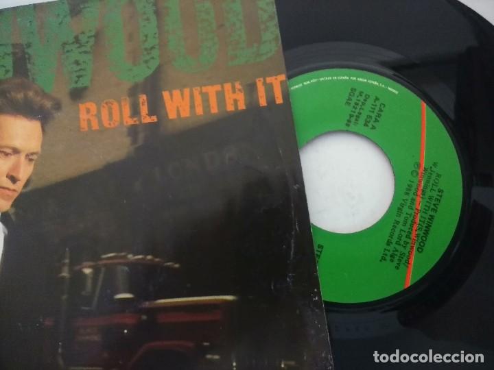 Discos de vinilo: STEVE WINWOOD/ROLL WITH IT/SINGLE. - Foto 2