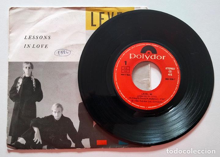 Discos de vinilo: VINILO SINGLE DE LEVEL 42. LESSONS IN LOVE. 1986. - Foto 3