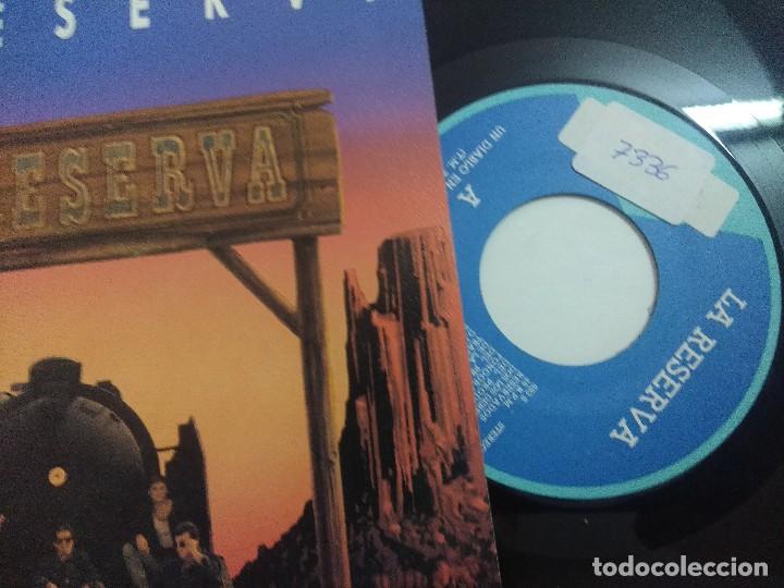 Discos de vinilo: LA RESERVA/UN DIABLO EN LA CIUDAD/SINGLE. - Foto 2