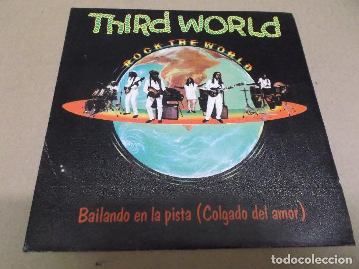 Discos de vinilo: THIRD WORLD (SINGLE) DANCING ON THE FLOOR (HOOKED ON LOVE) A&Ntilde;O &ndash; 1981 - Foto 1