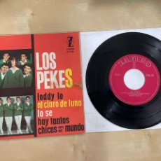 Discos de vinilo: LOS PEKES - LODDY LO / AL CLARO DE LUNA / LO SE / HAY TANTAS CHICAS EN EL MUNDO 1964 ALGUERO 7”. Lote 291053558