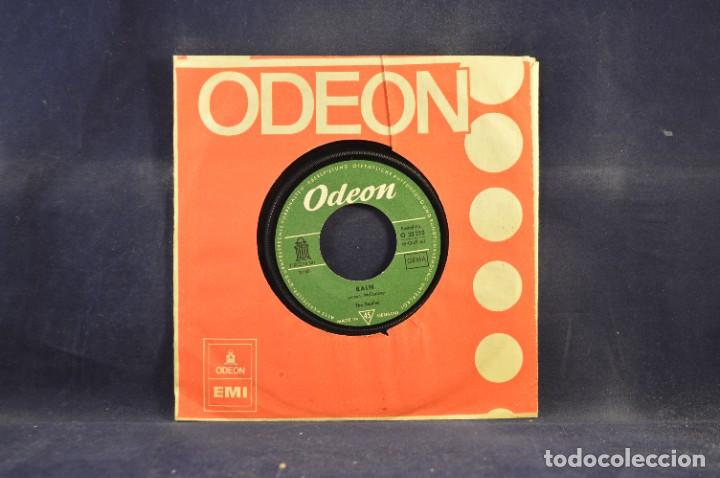 Discos de vinilo: THE BEATLES - PAPERBACK WRITER + RAIN - SINGLE - Foto 2