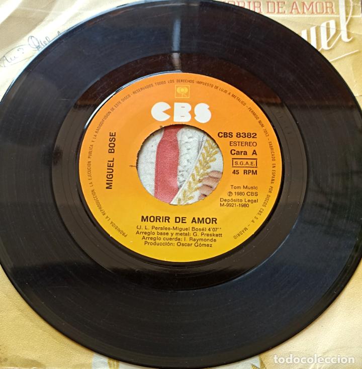 Discos de vinilo: SINGLE MIGUEL BOS&Eacute; - MORIR DE AMOR - CBS 1980 - Foto 3