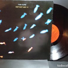 Discos de vinilo: THE CURE -- HOT HOT HOT !!! REMIXES MAXI AÑO 1988 - ROBERT SMITH PEPETO. Lote 295551623
