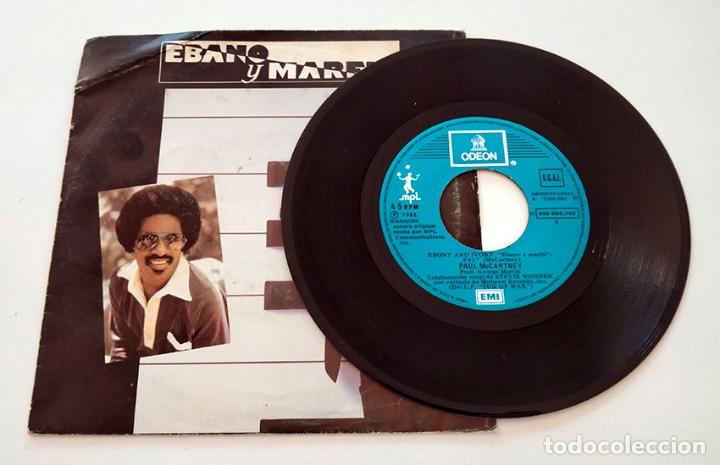 Discos de vinilo: VINILO SINGLE DE PAUL McCARTNEY. EBONY AND IVORY. 1982. - Foto 3