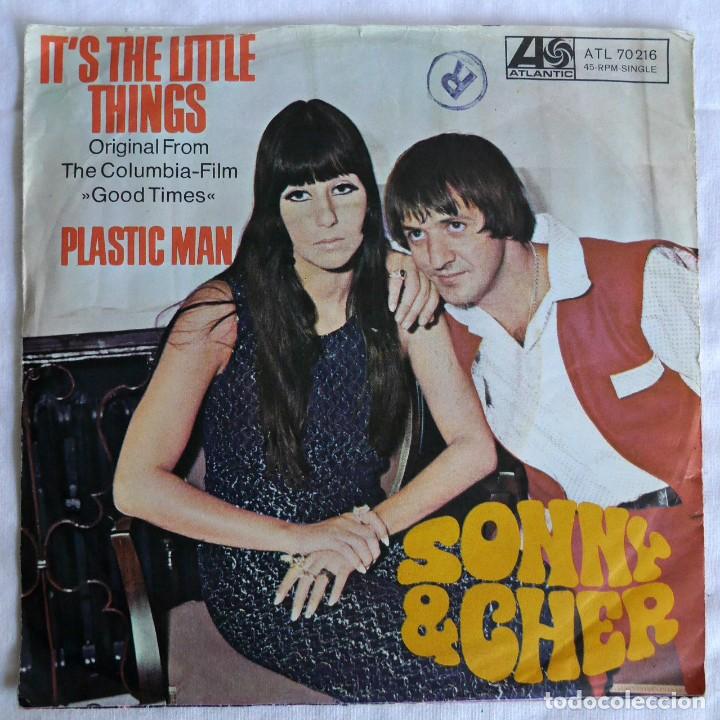 Discos de vinilo: Single vinilo Sonny & Cher Its the little things, Plastic man - Foto 1