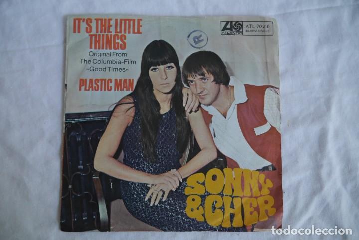 Discos de vinilo: Single vinilo Sonny & Cher Its the little things, Plastic man - Foto 2