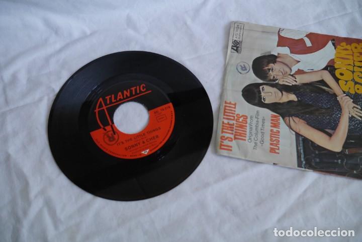 Discos de vinilo: Single vinilo Sonny & Cher Its the little things, Plastic man - Foto 3
