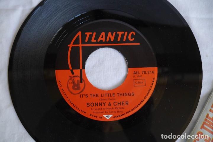 Discos de vinilo: Single vinilo Sonny & Cher Its the little things, Plastic man - Foto 4