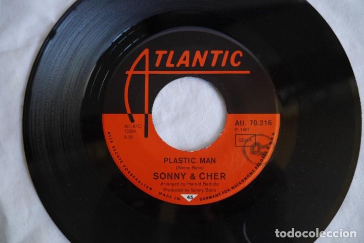 Discos de vinilo: Single vinilo Sonny & Cher Its the little things, Plastic man - Foto 5
