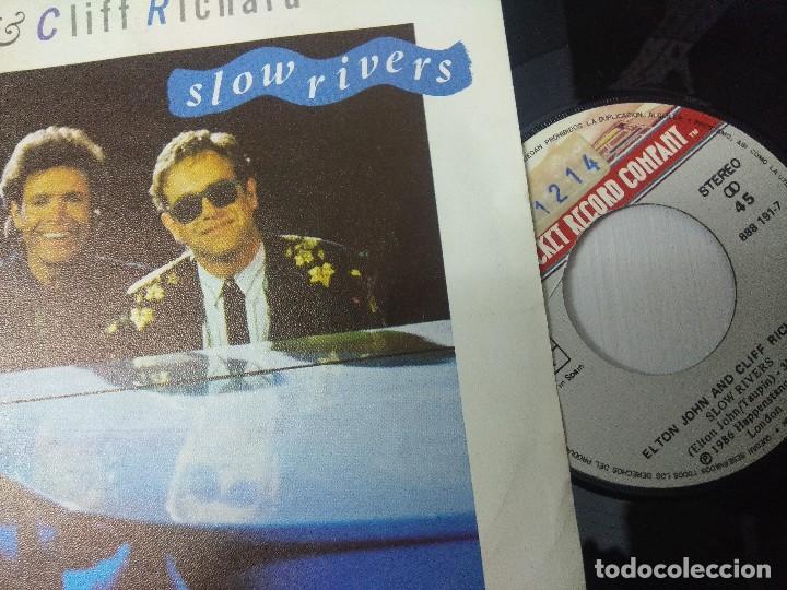 Discos de vinilo: CLIFF RICHARD & ELTON JOHN/SLOW RIVERS/SINGLE. - Foto 2