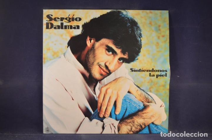 Discos de vinilo: SERGIO DALMA - SINTI&Eacute;NDONOS LA PIEL - LP - Foto 1