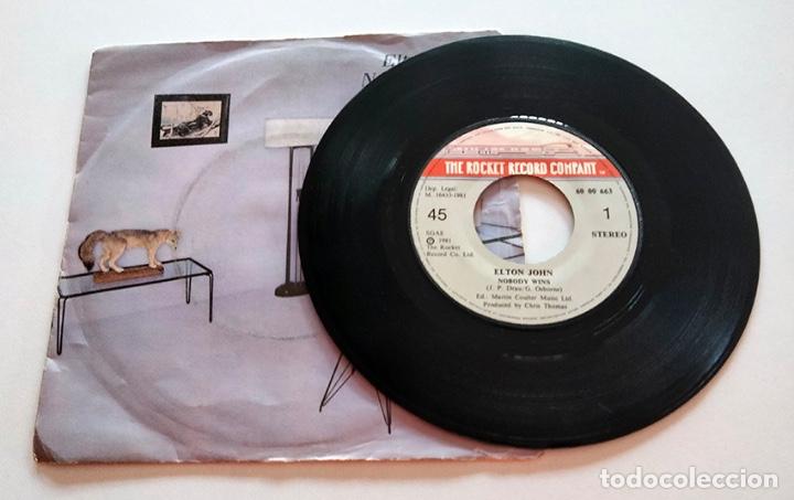 Discos de vinilo: VINILO SINGLE DE ELTON JOHN. NOBODY WINS. 1981. - Foto 3