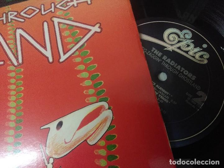 Discos de vinilo: THE RADIATORS/ZIG-ZAGGIN THROUGH GHOSTLAND/VINILO. - Foto 2