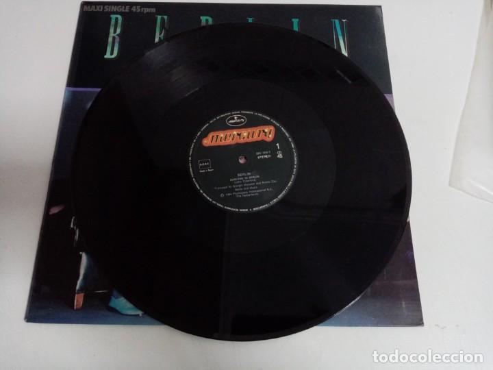 Discos de vinilo: DISCO DE VINILO MAXI SINGLE BERLIN - DANCING IN BERLIN MERCURY 1984 - Foto 2